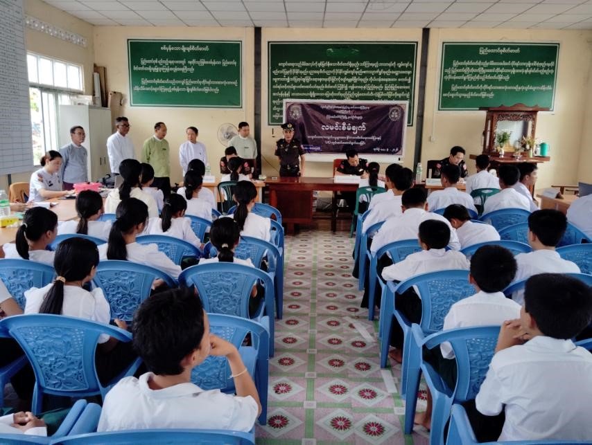 ကရင်ပြည်နယ်၊ ကြာအင်းဆိပ်ကြီးခရိုင်၊ ကြာအင်းဆိပ်ကြီးမြို့နယ်ပညာရေးမှူးရုံး၌ ကျင်းပပြုလုပ်သည့် ကွမ်ကသောင်ကျေးရွာအုပ်စု၊ ဖာတလယ်ကျေးရွာ၊ အခြေခံပညာအလယ်တန်းကျောင်းရှိ ကျောင်းသား/ သူ များအား နိုင်ငံသားစိစစ်ရေးကတ်နှင့် UID ကတ်ထုတ်ပေးခြင်းအခမ်းအနားသို့ တက်ရောက်