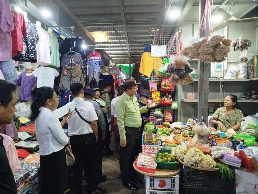 တနင်္သာရီတိုင်းဒေသကြီး၊ မြိတ်ခရိုင်၊ မြိတ်မြို့၊ ဆိပ်ငယ်ရပ်ကွက်ရှိ စည်ပင်သာယာဈေးအတွင်း ဈေးဆိုင်များ၌ စားသောက်ကုန်ပစ္စည်းများကို သတ်မှတ်စံချိန်စံညွှန်းနှင့်အညီရောင်းချမှုရှိ/ မရှိ အခြေအနေများအား ကွင်းဆင်းစစ်ဆေး