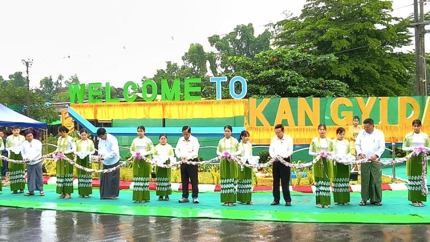 ဧရာဝတီတိုင်းဒေသကြီး၊ ပုသိမ်ခရိုင်၊ ကန်ကြီးထောင့်မြို့နယ်၊ ရန်ကုန် - ပုသိမ်ကားလမ်းဘေး၌ ကျင်းပ ပြုလုပ်သည့် WELCOME TO KANGYIDAUNT ဆိုင်းဘုတ်ဖွင့်ပွဲအခမ်းအနားသို့ တက်ရောက်