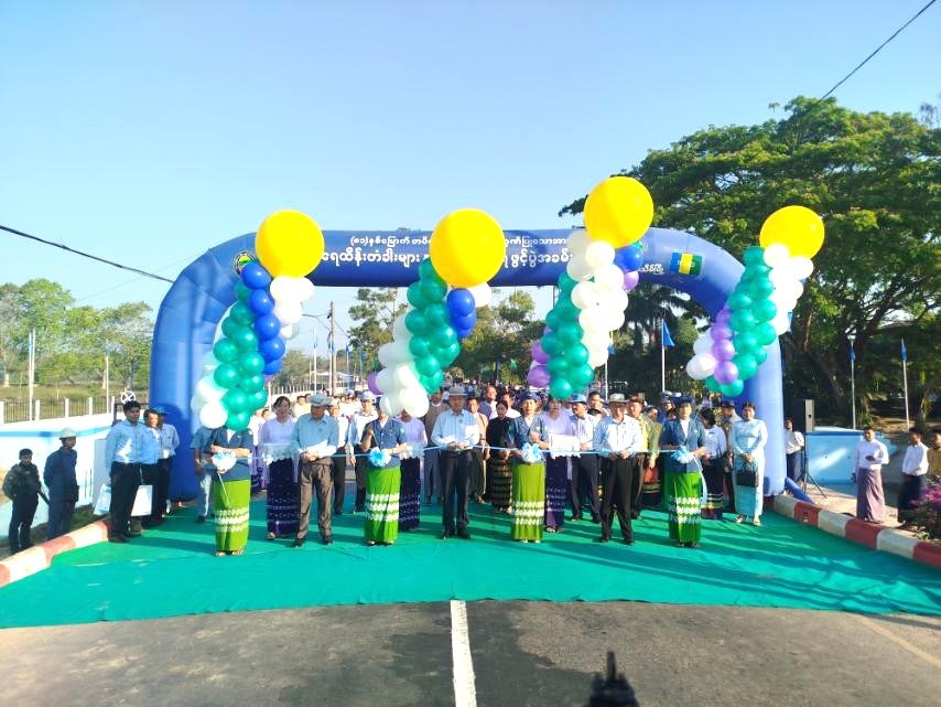 ဧရာဝတီတိုင်းဒေသကြီး၊ ပုသိမ်ခရိုင်၊ ပုသိမ်မြို့၊ ပုသိမ်တက္ကသိုလ်ရှေ့တွင် (၈၁)နှစ်မြောက် တပ်မတော်နေ့ကို ကြိုဆိုဂုဏ်ပြုသောအားဖြင့် ရေထိန်းတံခါးများနှင့် ရေထိန်းနံရံဖွင့်ပွဲ အခမ်းအနားသို့ တက်ရောက်