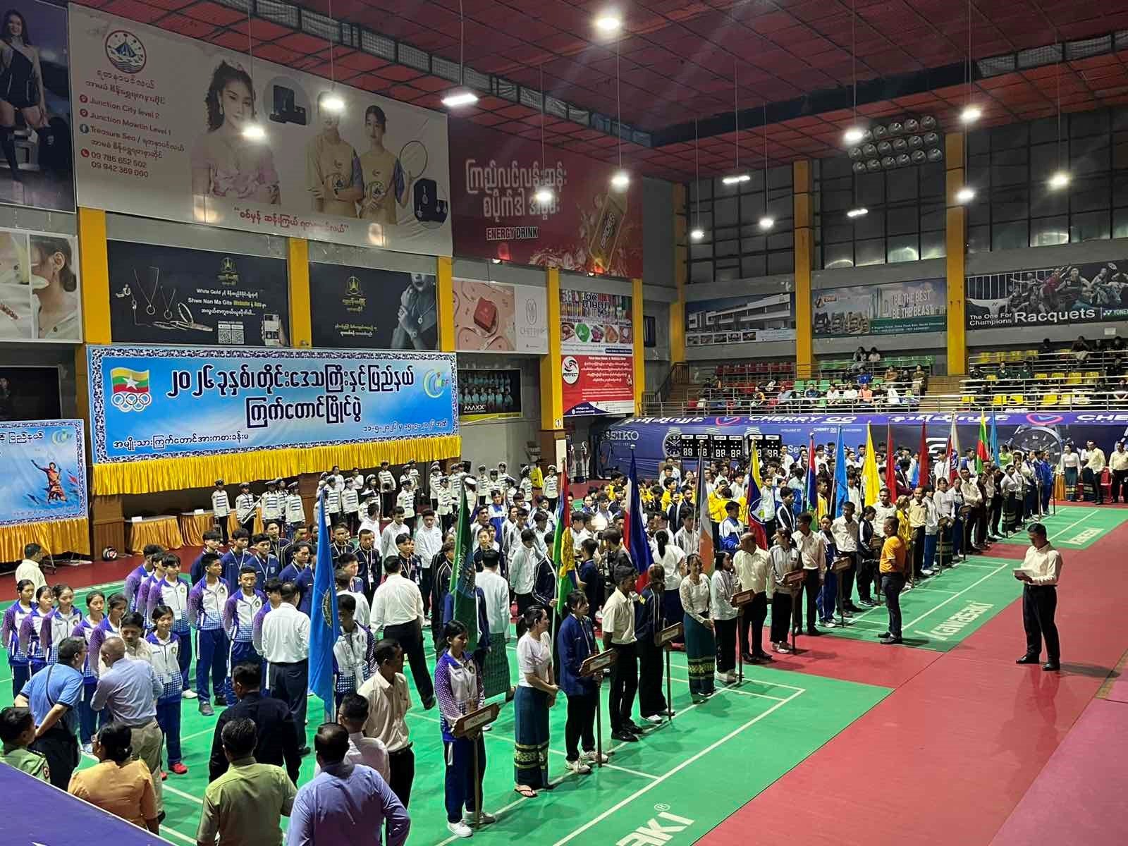 ရန်ကုန်တိုင်းဒေသကြီး၊ ကျောက်တံတားခရိုင်၊ လမ်းမတော်မြို့နယ်၊ အမှတ်(၁)ရပ်ကွက်၊ အနော်ရထာ လမ်း၊ အမှတ်(၃၂၀/၃၃၂) အမျိုးသားကြက်တောင်အားကစားခန်းမ၌ ၂၀၂၆ ခုနှစ်၊ တိုင်းဒေသကြီးနှင့် ပြည်နယ်ကြက်တောင်ပြိုင်ပွဲ ဖွင့်ပွဲအခမ်းအနားသို့ တက်ရောက်