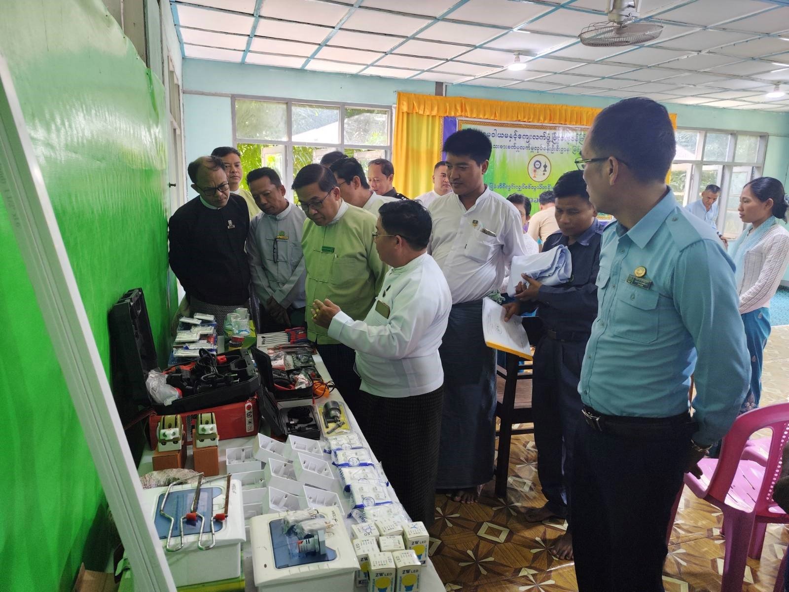 မန္တလေးတိုင်းဒေသကြီး၊ မြင်းခြံခရိုင်ပြန်ကြားရေးနှင့် ပြည်သူ့ဆက်ဆံရေးဦးစီးဌာန၌ ကျင်းပပြုလုပ်သည့် အခြေခံအိမ်တွင်းလျှပ်စစ်သွယ်တန်းမှုနည်းပညာသင်တန်းဖွင့်ပွဲအခမ်းအနားသို့ တက်ရောက်