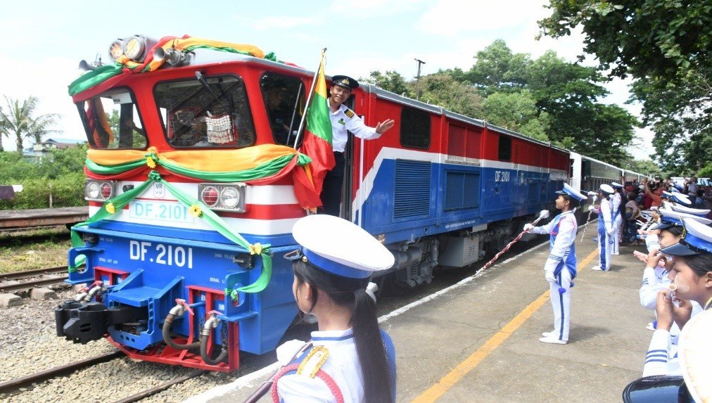 ကချင်ပြည်နယ်၊ မြစ်ကြီးနားခရိုင်၊ မြစ်ကြီးနားမြို့၊ မြစ်ကြီးနားဘူတာစင်္ကြံအမှတ်(၁)၌ ကျင်းပပြုလုပ်သည့် မြစ်ကြီးနား- မိုးကောင်း- မိုးညှင်းရထားလမ်းပိုင်းတွင် ခရီးစဉ်တိုးချဲ့ပြေးဆွဲခြင်းဖွင့်ပွဲအခမ်းအနားသို့ တက်ရောက်