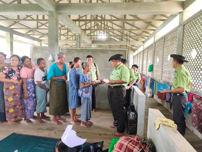 ထားဝယ်မြို့၌ ဖွင့်လှစ်ထားရှိသော ရေဘေးရှောင်ယာယီကယ်ဆယ်ရေးစခန်းရှိ ရေဘေးသင့်ပြည်သူများအား စားသောက်ဖွယ်ရာများ သွားရောက်ထောက်ပံ့