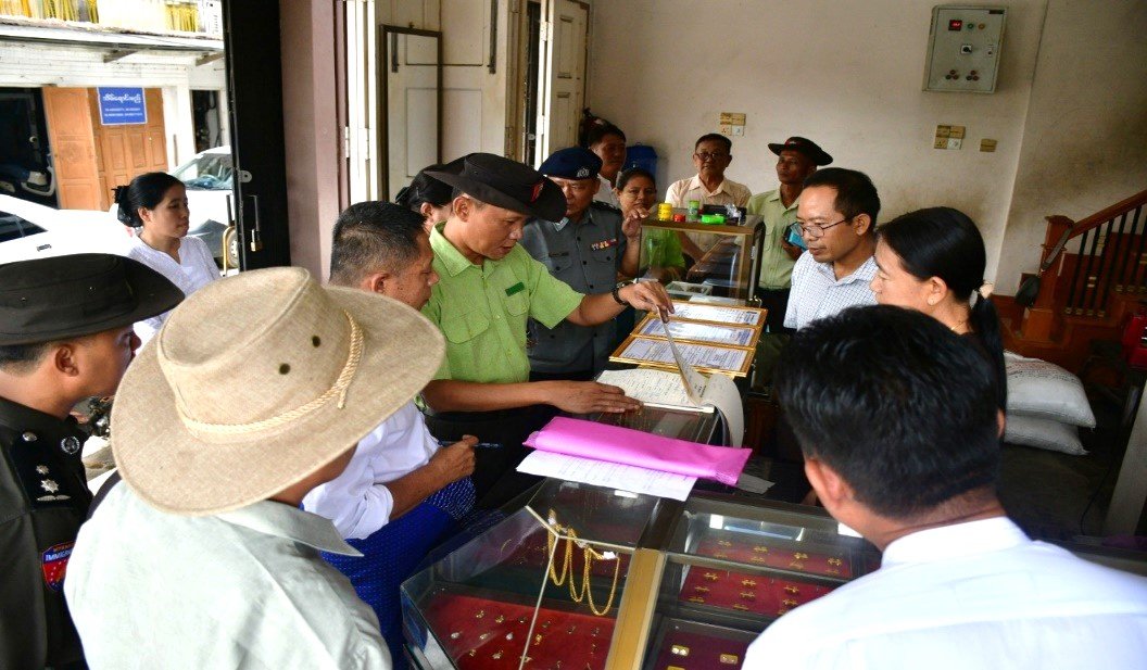 ဟုမ္မလင်းမြို့ပေါ်ရှိ ရွှေအရောင်းဆိုင်များ၌ သတ်မှတ်စည်းကမ်းချက်များနှင့်အညီ ရောင်းချမှုရှိ/မရှိ၊ ရွှေအရည်အသွေးစံချိန်စံညွှန်းကိုက်ညီမှုရှိ/မရှိနှင့် တရားဝင်ရောင်းချခွင့်လိုင်စင်ရှိ/မရှိတို့အား ကွင်းဆင်းစစ်ဆေး
