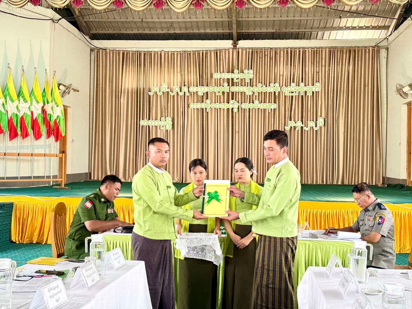 မန္တလေးတိုင်းဒေသကြီး၊ တံတားဦးခရိုင်၊ တံတားဦးမြို့၊ မြို့နယ်စည်ပင်ခန်းမ၌ ကျင်းပပြုလုပ်သည့် ၂၀၂၆-၂၀၂၇ ဘဏ္ဍာရေးနှစ် တံတားဦးခရိုင်ဒေသန္တရစီမံကိန်းရည်မှန်းချက်များ တာဝန်ပေးအပ်ပွဲ အခမ်းအနားသို့ တက်ရောက်