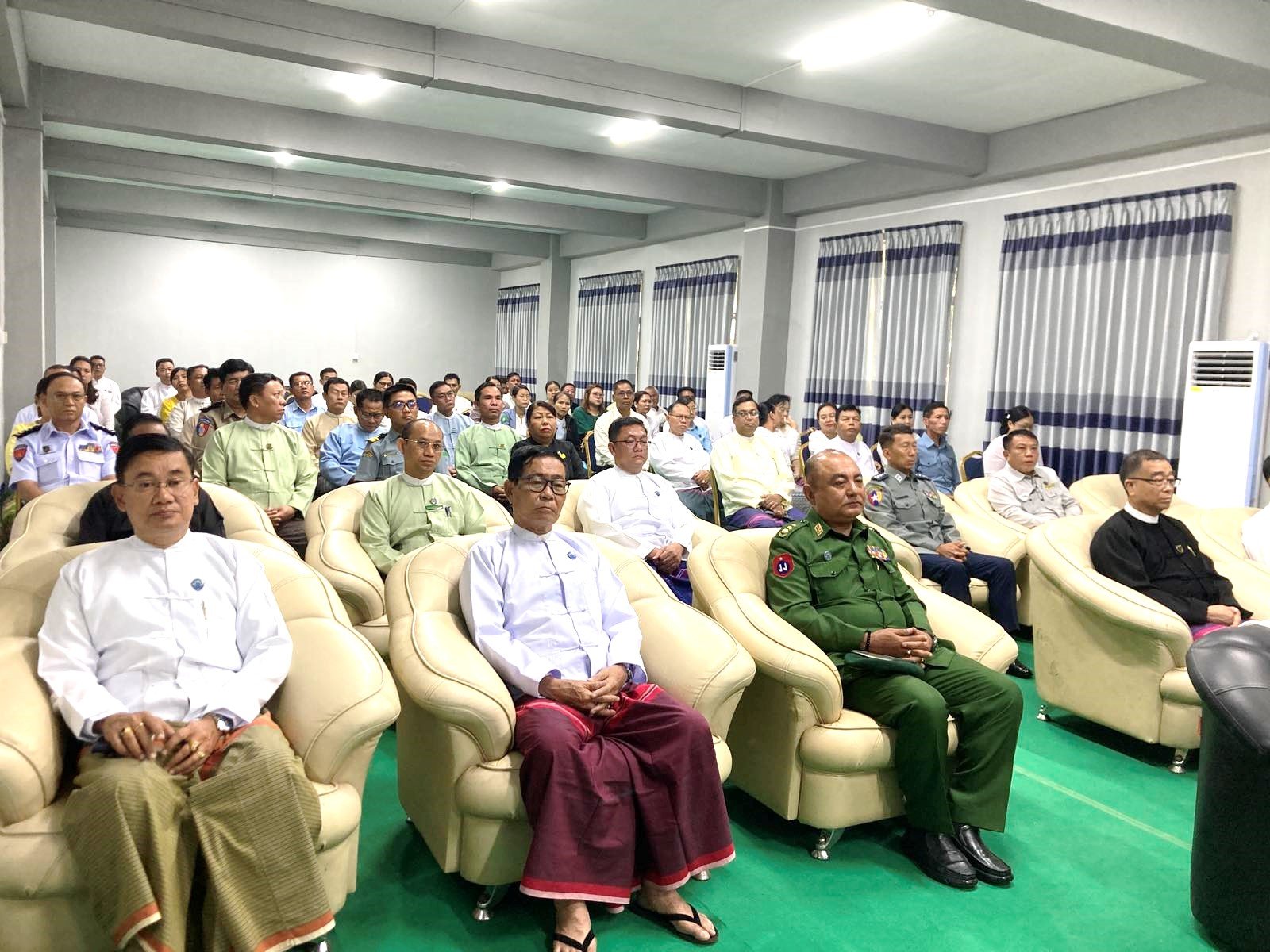 ကရင်ပြည်နယ်၊ ဘာအံခရိုင်၊ ဘားအံမြို့၊ လူငယ်စင်တာ၌ကျင်းပပြုလုပ်သည့် ကရင်ပြည်နယ်အစိုးရအဖွဲ့၏ ဦးဆောင်လမ်းညွှန်မှုဖြင့်ဖွင့်လှစ်သော ပြည်သူ့ဘဏ္ဍာရေးစီမံခန့်ခွဲမှုသင်တန်းဖွင့်ပွဲ အခမ်းအနားသို့ တက်ရောက်