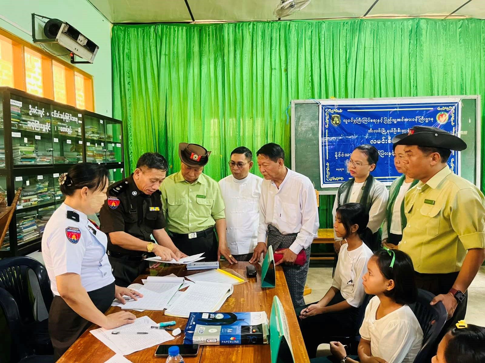 ဘီးလင်းမြို့နယ်၊ အ.ထ.က(တောင်စွန်း)ကျောင်း၊ ရတနာဥယျာဉ်ခန်းမ၌ ကျောင်းသား/သူများအား နိုင်ငံသားစိစစ်ရေးကတ်နှင့် UID ကတ် ထုတ်ပေးနေမှုအခြေအနေများအား ကြည့်ရှုစစ်ဆေး