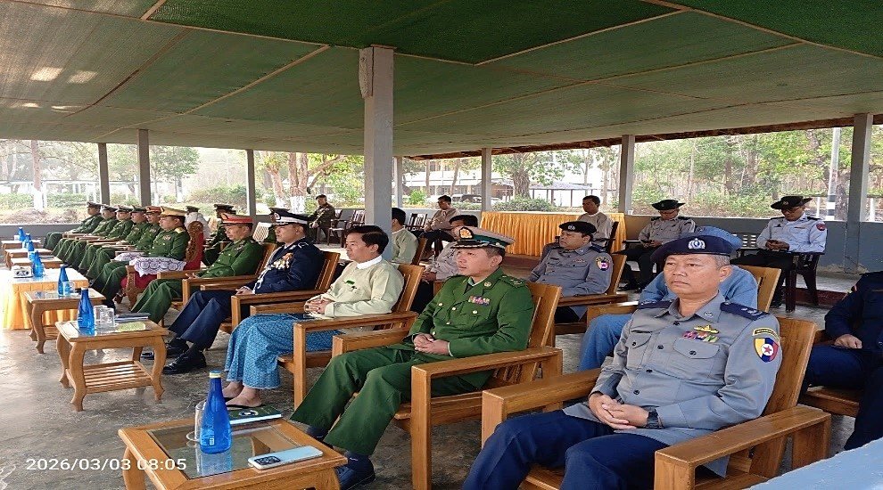 ရန်ကုန်တိုင်းဒေသကြီး၊ တိုက်ကြီးခရိုင်၊ တိုက်ကြီးမြို့နယ်၊ ချင်းကုန်းကျေးရွာအုပ်စု၊ အမှတ်(၁) တပ်မတော်တန်းမြင့်လေ့ကျင့်ရေးသင်တန်းကျောင်း(ဂျိုးဖြူ)၌ကျင်းပပြုလုပ်သည့် ပြည်သူ့စစ်မှုထမ်း သင်တန်းအမှတ်စဉ် (၂၀) (၁၂/၂၀၂၅) သင်တန်းဆင်းပွဲအခမ်းအနားသို့တက်ရောက်