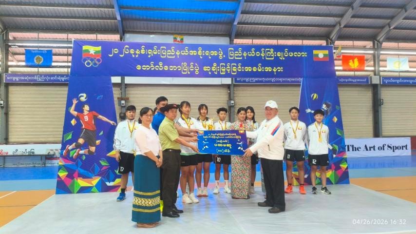 ရှမ်းပြည်နယ်၊ တောင်ကြီးခရိုင်၊ တောင်ကြီးမြို့၊ သစ်တောရပ်ကွက်ရှိ ပြည်နယ်မိုးလုံလေလုံအားကစား လေ့ကျင့်ရေးခန်းမ၌ ပြည်နယ်အစိုးရအဖွဲ့၊ ပြည်နယ်ဝန်ကြီးချုပ်ဖလား အသက် ၂၅ နှစ်အောက် အမျိုးသား/ အမျိုးသမီးဘော်လီဘောပြိုင်ပွဲဆုချီးမြှင့်ခြင်းအခမ်းအနားသို့ တက်ရောက်