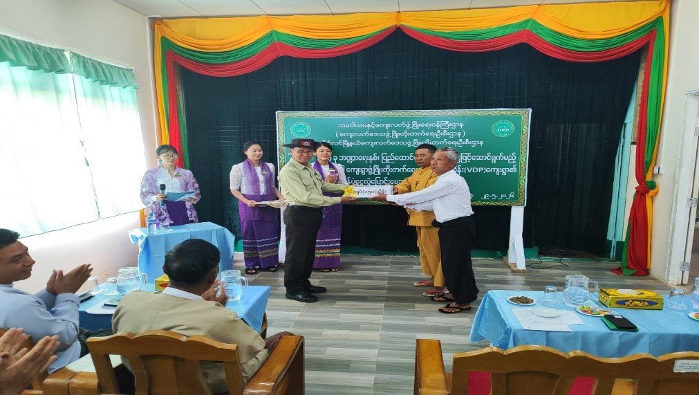 ရှမ်းပြည်နယ်၊ လွိုင်လင်ခရိုင်၊ လွိုင်လင်မြို့၊  ရက်(၁ဝဝ)စီမံချက်ဖြင့် အကောင်အထည်ဖော်ဆောင်ရွက်မည့် ကျေးရွာဖွံ့ဖြိုးတိုးတက်ရေးလုပ်ငန်းစီမံကိန်း(VDP) ရန်ပုံငွေလွှဲပြောင်းပေးအပ်ပွဲအခမ်းအနားသို့ တက်ရောက်
