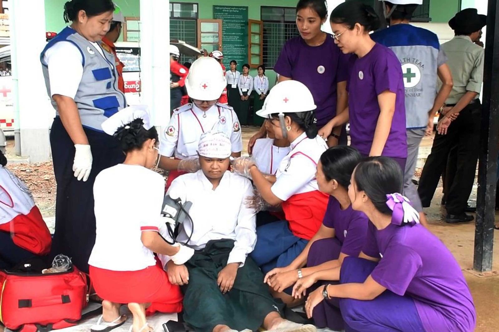 တနင်္သာရီတိုင်းဒေသကြီး၊ ထားဝယ်ခရိုင်၊ ထားဝယ်မြို့၊ အမှတ်(၁)အခြေခံပညာအထက်တန်းကျောင်း၌ ကျင်းပပြုလုပ်သည့် ငလျင်ဘေးအန္တရာယ်သဏ္ဌာန်တူဇာတ်တိုက်လေ့ကျင့်ခြင်းအခမ်းအနားသို့ တက်ရောက်