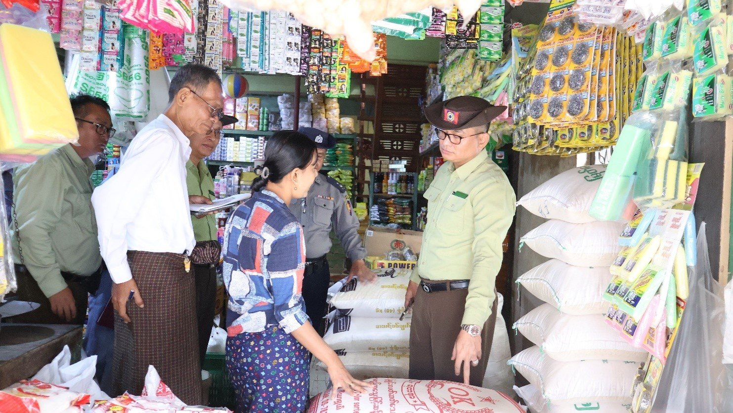 တနင်္သာရီတိုင်းဒေသကြီး၊ ဘုတ်ပြင်းခရိုင်၊ ဘုတ်ပြင်းမြို့အတွင်းရှိ ကုန်စုံဆိုင်ကြီးများတွင်စားသုံးကုန်နှင့် လူသုံးကုန်ပစ္စည်းများ ဈေးနှုန်းမြင့်တက်မှုမရှိစေရေးအတွက် ကွင်းဆင်းစစ်ဆေး