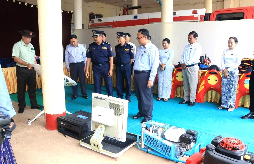 ကယားပြည်နယ်၊ လွိုင်ကော်ခရိုင်၊ လွိုင်ကော်မြို့၊ နောင်ယား(က)ရပ်ကွက်ရှိ နောင်ယားကန်သာ၌ ကျင်းပ ပြုလုပ်သည့် ရေဘေးအန္တရာယ်ကာကွယ်ရေးဇာတ်တိုက်လေ့ကျင့်ခြင်းအခမ်းအနားသို့ တက်ရောက်