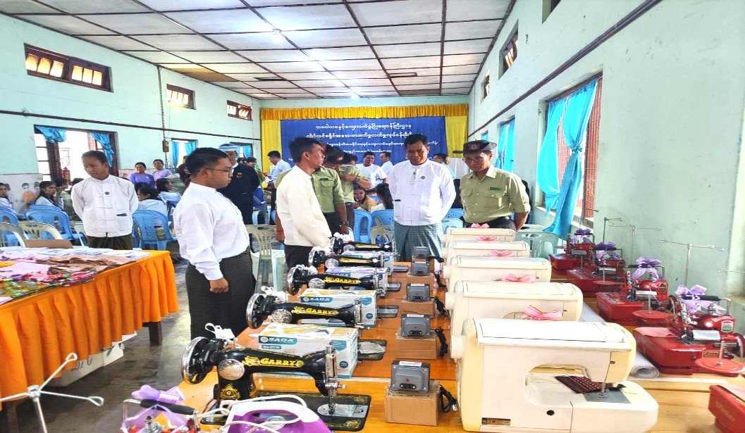 လွိုင်လင်ခရိုင်အသေးစားစက်မှုလက်မှုဦးစီးဌာနမှ ခရိုင်ပြန်ကြားရေးနှင့်ပြည်သူ့ဆက်ဆံရေး ဦးစီးဌာနရုံး အစည်းအဝေးခန်းမ၌ ကျင်းပပြုလုပ်သည့် ဒေသဖွံ့ဖြိုးရေးလုပ်ငန်းသုံး ပစ္စည်းများပေးအပ်ပွဲ အခမ်းအနားသို့ တက်ရောက်