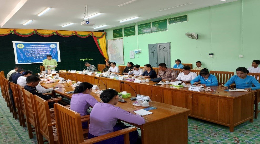 ရန်ကုန်တိုင်းဒေသကြီး၊ ကျောက်တံတားခရိုင်၊ ကျောက်တံတားမြို့နယ်၊ ခရိုင်အထွေထွေအုပ်ချုပ်ရေး ဦးစီးဌာနရုံး အစည်းအဝေးခန်းမ၌  ပဋိပက္ခအတွင်းလိင်ပိုင်းဆိုင်ရာအကြမ်းဖက်မှုတားဆီးကာကွယ်ရေးနှင့် အမျိုးသားအဆင့်လုပ်ငန်းစီမံချက်အကောင်အထည်ဖော်မှုများ ရှင်းလင်းတင်ပြခြင်း