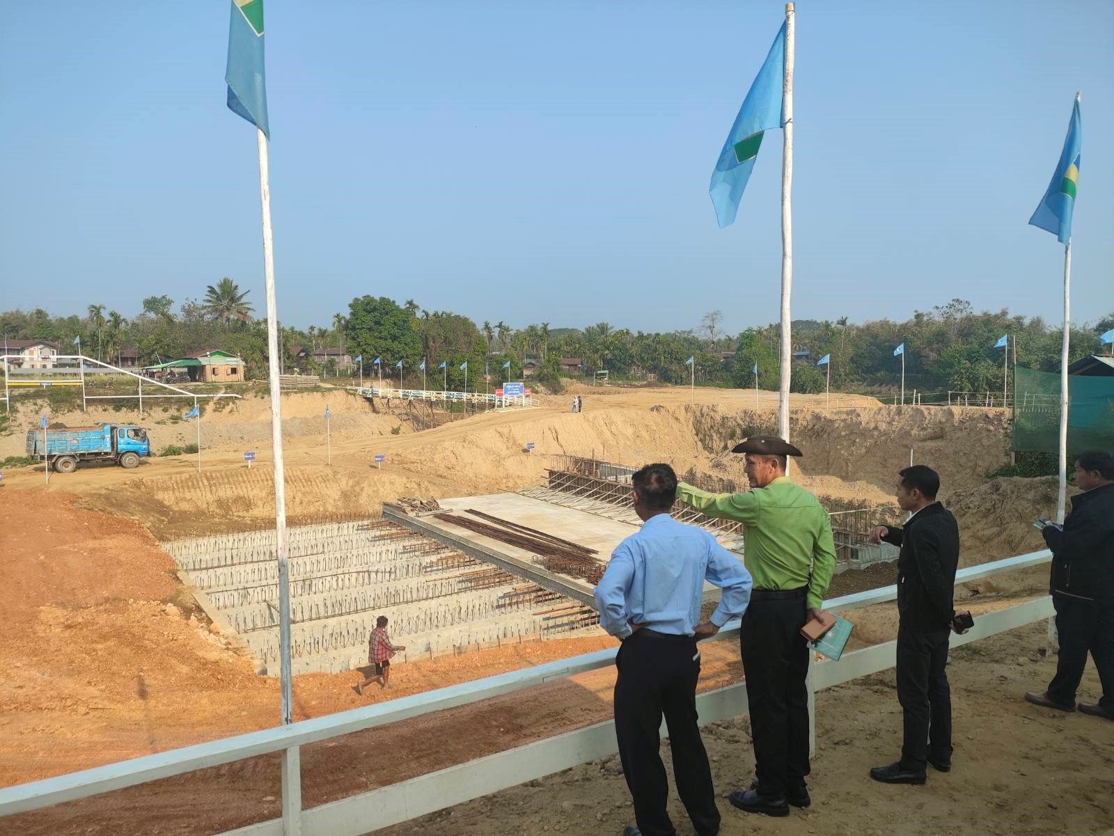 ကချင်ပြည်နယ်၊ မြစ်ကြီးနားခရိုင်၊ မြစ်ကြီးနားမြို့၊ ကြက်ပေါင်ခြံရပ်ကွက်နှင့်ပမ္မတီးရပ်ကွက်ကြားရှိ ရေကြည်ချောင်းရေထိန်းတံခါးပေါက် တည်ဆောက်ရေးလုပ်ငန်းခွင်သို့ ကွင်းဆင်းစစ်ဆေး