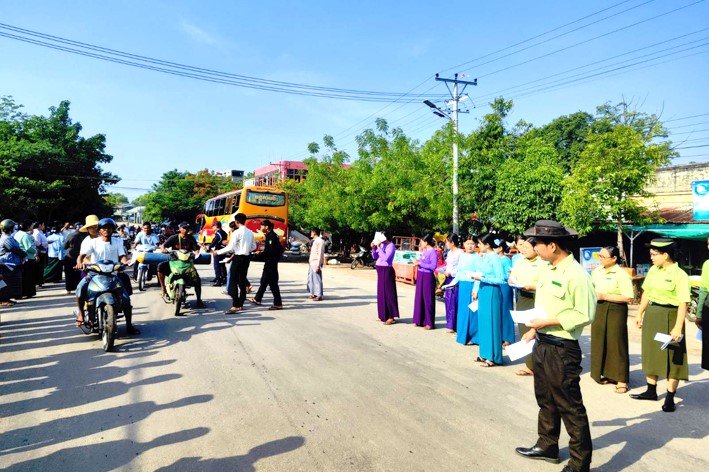 မန္တလေးတိုင်းဒေသကြီး၊ မြင်းခြံခရိုင်၊ မြင်းခြံမြို့ရှိ လူစည်ကားရာနေရာများ၌ အခြေခံပညာ ကျောင်းများနှင့် ဈေးရှေ့၌ ၂၀၂၆-၂၀၂၇ ပညာသင်နှစ် ကျောင်းအပ်နှံရေးလှုပ်ရှားမှုလက်ကမ်း စာစောင်များ ဖြန့်ဝေ