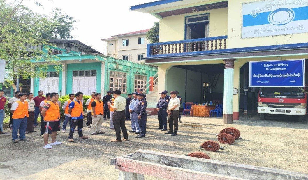 စစ်ကိုင်းတိုင်းဒေသကြီး၊ တမူးခရိုင်၊ တမူးမြို့နယ်၊ မြို့မဈေးနှင့် နန်းဖာလုံဈေးတို့တွင် မီးဘေး အန္တရာယ်ကြိုတင်ကာကွယ်ရေးအတွက် ဈေးအရန်မီးသတ်တပ်ဖွဲ့ဝင်များကို အသိပညာပေးသင်တန်း ပို့ချနေမှုအား ကြည့်ရှုစစ်ဆေး