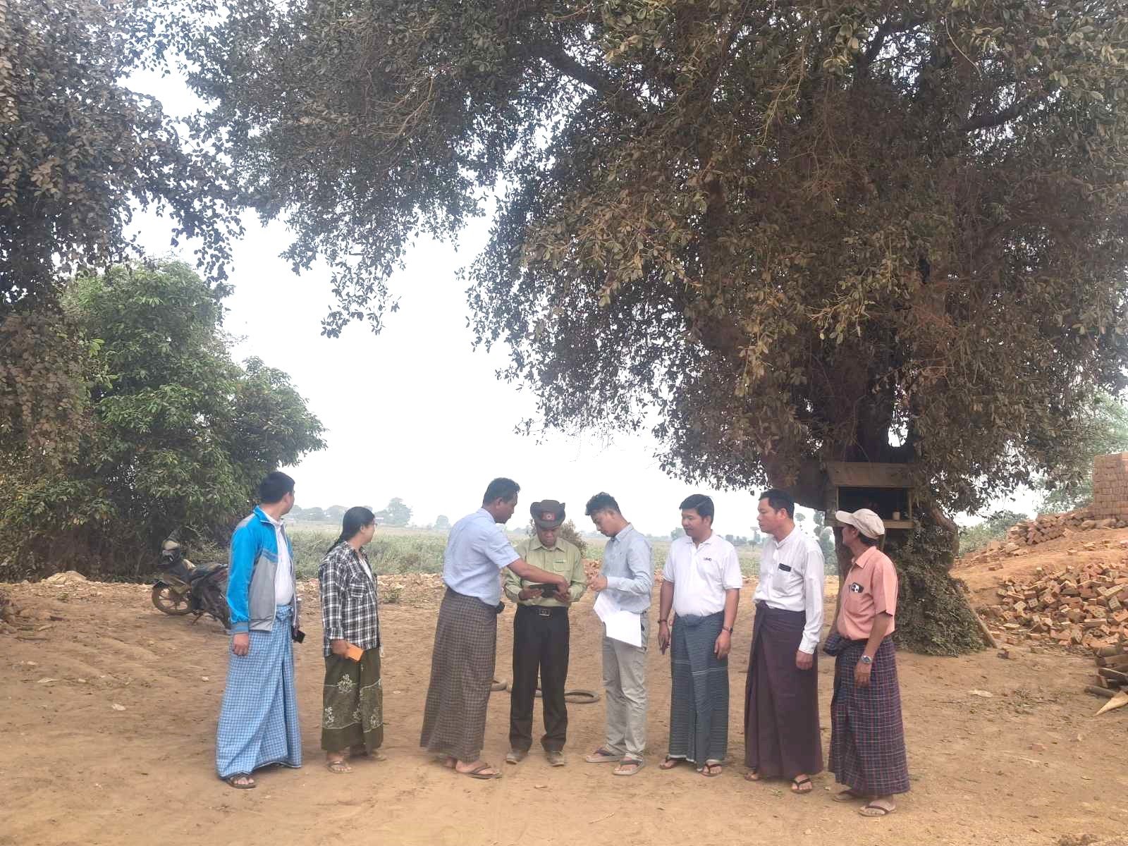 မန္တလေးတိုင်းဒေသကြီး၊ အောင်မြေသာစံခရိုင်၊ ပုသိမ်ကြီးမြို့နယ်၊ ဒုန်းကုန်းကျေးရွာအုပ်စုအတွင်း နေထိုင်သူ ဦးကျော်ဦးမှ လယ်ယာမြေပေါ်တွင် အုတ်ဖုတ်လုပ်ငန်းဆောင်ရွက်ရန်အတွက် အခြားနည်း အသုံးပြုခွင့်လျှောက်ထားလာမှုအား ကွင်းဆင်းစစ်ဆေး