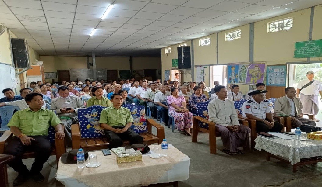 နတ်တလင်းခရိုင်၊ ပေါင်းတည်မြို့နယ်၊ အ.မ.က(နတ်ပုတီး)ကျောင်း၌ ကျင်းပ ပြုလုပ်သည့် ကျေးရွာမြေငှားဂရန်များပေးအပ်ပွဲအခမ်းအနားသို့ တက်ရောက်