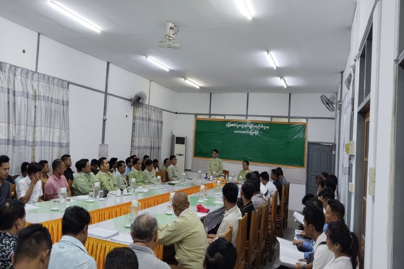မန္တလေးတိုင်းဒေသကြီး၊ မဟာအောင်မြေခရိုင်၊ မဟာအောင်မြေမြို့၊ ခရိုင်အထွေထွေအုပ်ချုပ်ရေးဦးစီး ဌာနရုံး အစည်းအဝေးခန်းမ၌ ကေတီဗွီနှင့် စင်တင်တေးဂီတဖျော်ဖြေရေးလုပ်ငန်းရှင်များအား တွေ့ဆုံ