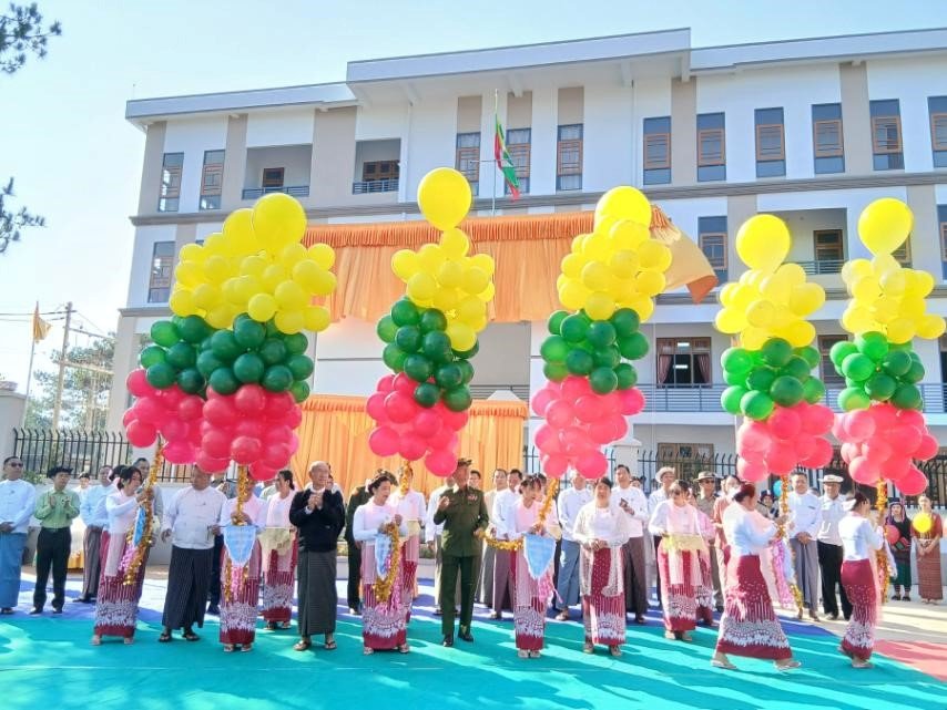 ရှမ်းပြည်နယ်၊ တောင်ကြီးခရိုင်၊ တောင်ကြီးမြို့၊ ကံကြီးရပ်ကွက်တွင် (၈၁) နှစ်မြောက်တပ်မတော်နေ့ကို ကြိုဆိုဂုဏ်ပြုသောအားဖြင့် ကျင်းပပြုလုပ်သည့် ပြည်နယ်စာရင်းစစ်ချုပ်ရုံးအဆောက်အဦသစ်ဖွင့်ပွဲ အခမ်းအနားသို့ တက်ရောက်