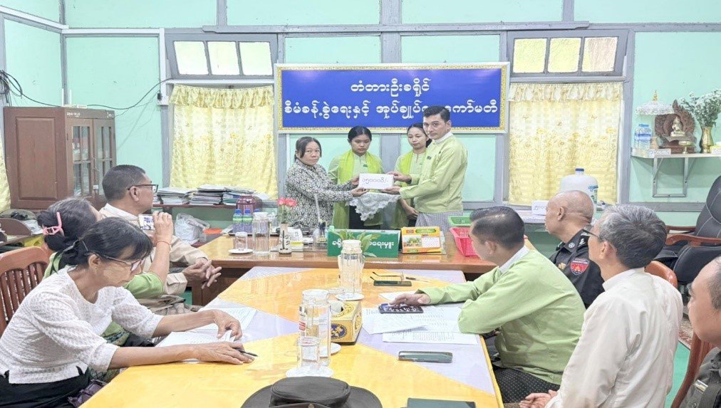 မန္တလေးတိုင်းဒေသကြီး၊ တံတားဦးခရိုင်အုပ်ချုပ်ရေးမှူးရုံးခန်း၌ ကျင်းပပြုလုပ်သည့် ၂၀၂၆ ခုနှစ်၊ အဆို၊ အက၊ အရေး၊ အတီးပြိုင်ပွဲဝင်ရောက်ယှဉ်ပြိုင်မည့်ပြိုင်ပွဲဝင်များအား ထောက်ပံ့ငွေပေးအပ်သည့် အခမ်းအနားသို့ တက်ရောက်