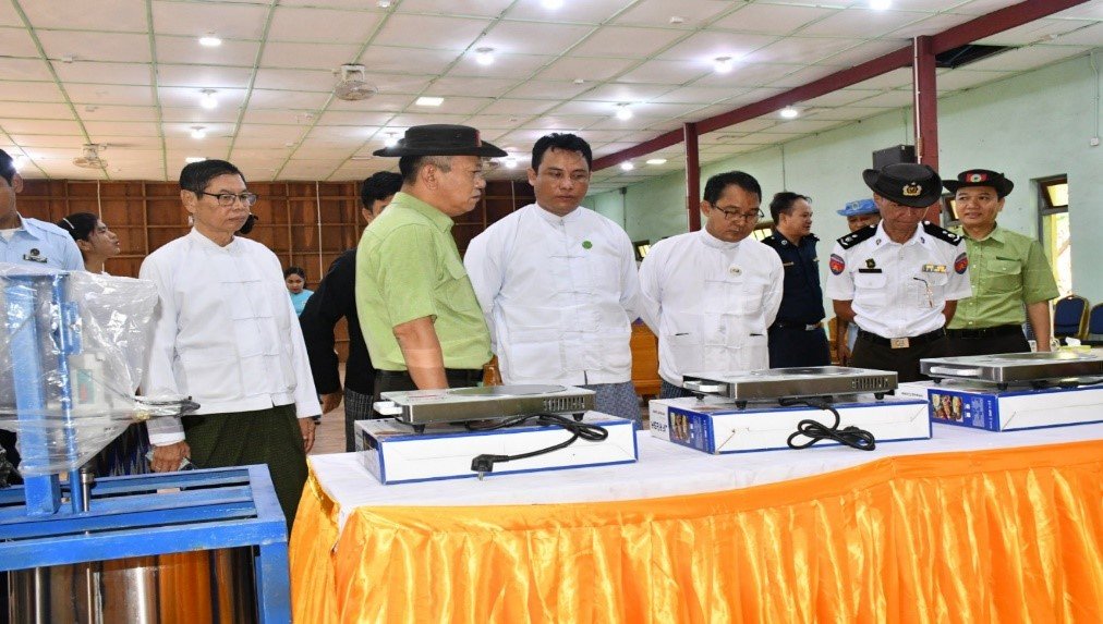 မန္တလေးတိုင်းဒေသကြီး၊ ညောင်ဦးခရိုင်၊ ညောင်ဦးမြို့နယ်အထွေထွေအုပ်ချုပ်ရေးဦးစီးဌာနရုံး အစည်းအဝေးခန်းမ၌ ကျင်းပပြုလုပ်သည့် လူသုံးကုန်ထုတ်လုပ်မှုနည်းပညာသင်တန်းဆင်းပွဲ အခမ်းအနားသို့ တက်ရောက်