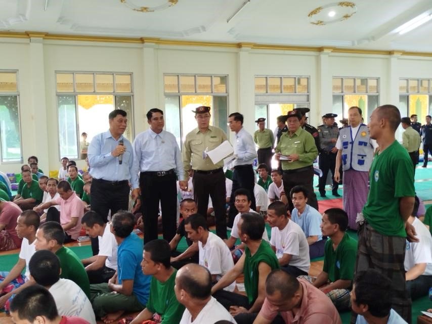 သန်လျင်မြို့နယ်၊ အမှုထမ်းရပ်ကွက်၊ မဟာအတုလသဒ္ဓမ္မရံသီ သာသနာ့ဗိမာန်တော်ကြီးတွင် မလေးရှားနိုင်ငံမှ ပြန်လည်ရောက်ရှိလာသည့် ရခိုင်ပြည်နယ်မှ နေရပ်ပြန် ၂၁၇ ဦးတို့အား ကျန်းမာရေးသုံးပစ္စည်းများ ထောက်ပံ့ပေးအပ်