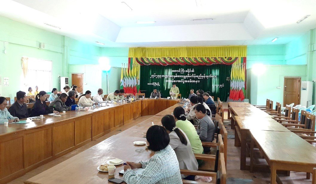 ရှမ်းပြည်နယ်၊ တောင်ကြီးခရိုင်၊ တောင်ကြီးမြို့၊ ခရိုင်/ မြို့နယ်စုပေါင်းရုံး အစည်းအဝေးခန်းမ၌ ကျင်းပ ပြုလုပ်သည့် တောင်ကြီးခရိုင်၏ ဒေသန္တရစီမံကိန်းရည်မှန်းချက်များ တာဝန်ပေးအပ်ပွဲအခမ်းအနားသို့ တက်ရောက်