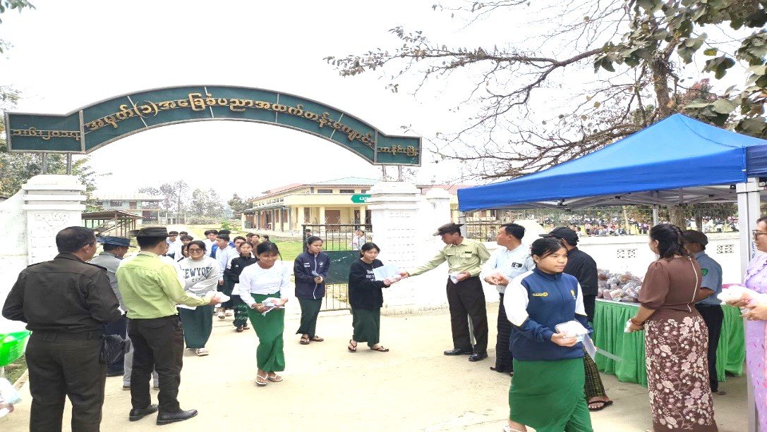 ကချင်ပြည်နယ်၊ တနိုင်းခရိုင်၊ တနိုင်းမြို့နယ်၊ ပုန်ခုန်ကောင်းရပ်ကွက်ရှိ အထက(၁)တနိုင်းစာစစ်ဌာန၌ Grade-12 ကျောင်းသား/ ကျောင်းသူများတက္ကသိုလ်ဝင်စာမေးပွဲဖြေဆိုနေမှုအခြေအနေများအား ကြည့်ရှု အားပေး