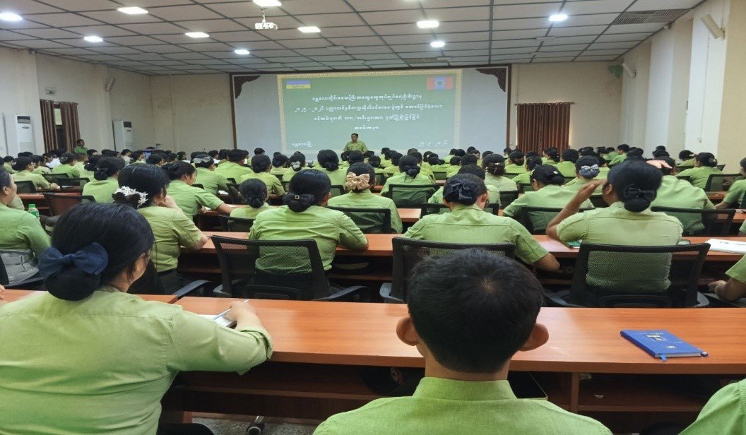 မန္တလေးတိုင်းဒေသကြီးအထွေထွေအုပ်ချုပ်ရေးဦးစီးဌာနရုံးအစည်းအဝေးခန်းမ၌ ကျင်းပပြုလုပ်သည့် ၂၀၂၅ -၂၀၂၆ ပညာသင်နှစ်၊ တက္ကသိုလ်ဝင်စာမေးပွဲတွင်ထူးချွန်စွာအောင်မြင်ခဲ့သော ဝန်ထမ်းများ၏ သား/ သမီးများအား ဂုဏ်ပြုချီးမြှင့်ခြင်းအခမ်းအနားသို့ တက်ရောက်