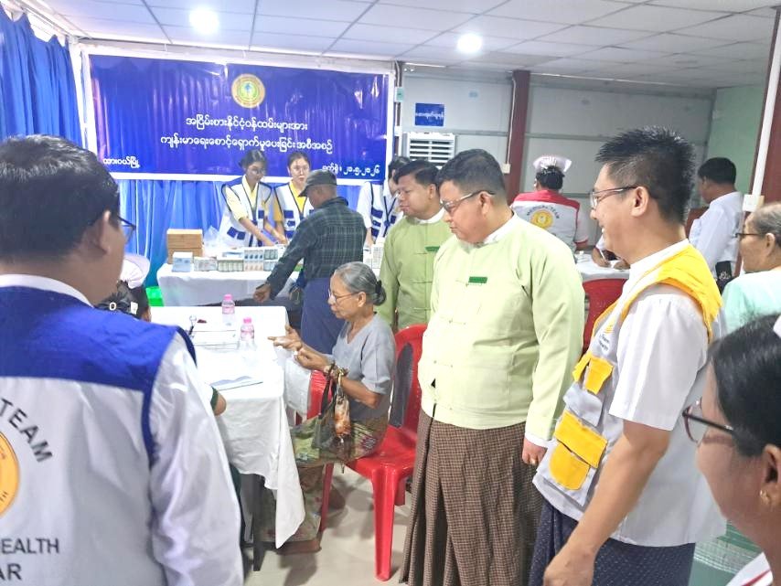 တနင်္သာရီတိုင်းဒေသကြီး၊ ထားဝယ်ခရိုင်၊ ထားဝယ်မြို့၊ ပြည်သူ့ဆေးရုံကြီး၌ ကျန်းမာရေးစောင့်ရှောက်မှု ခံယူနေသည့် အငြိမ်းစားနိုင်ငံ့ဝန်ထမ်းများအား ကြည့်ရှုအားပေး