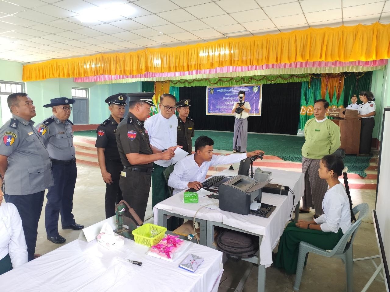 မကွေးတိုင်းဒေသကြီး၊ မင်းဘူးခရိုင်၊ မင်းဘူးမြို့၊ အမှတ်(၂)အခြေခံပညာအထက်တန်းကျောင်း၌ ကျောင်းသား/ သူများအား နိုင်ငံသားစိစစ်ရေးကတ်နှင့် UID ကတ်ဆောင်ရွက်ပေးနေမှုအခြေအနေများအား ကြည့်ရှုစစ်ဆေး