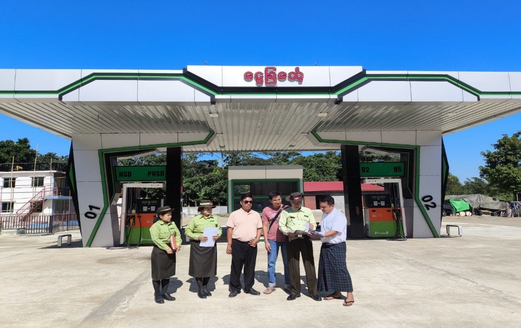 ကချင်ပြည်နယ်၊ တနိုင်းခရိုင်၊ တနိုင်းမြို့၊ ကင်ဆားရပ်ကွက်ရှိစက်သုံးဆီအရောင်းဆိုင်များအား မြို့နယ်ရေနံနှင့်ရေနံထွက်ပစ္စည်းဆိုင်ရာလုပ်ငန်းများထိန်းသိမ်းကြီးကြပ်ရေးအဖွဲ့မှစစ်ဆေးနေမှုအား ကြီးကြပ်ဆောင်ရွက်