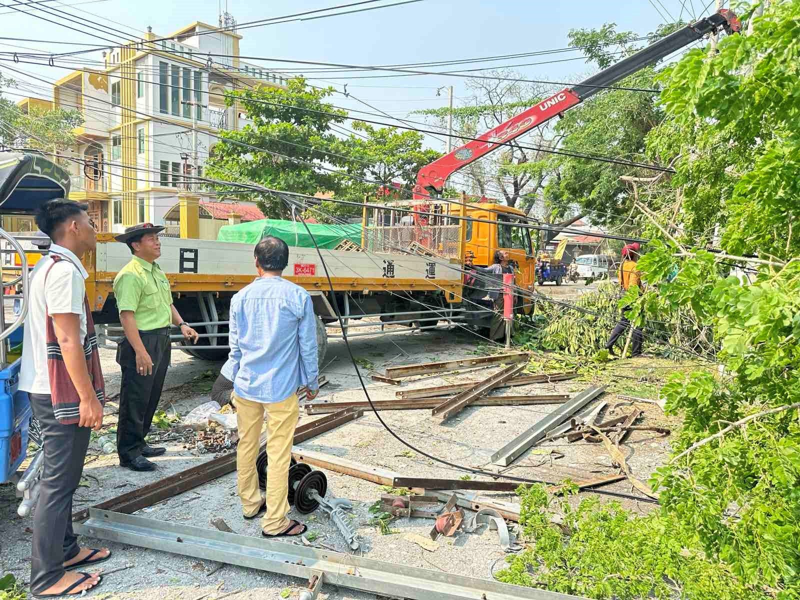 မန္တလေးတိုင်းဒေသကြီး၊ အောင်မြေသာစံခရိုင်၊ ပုသိမ်ကြီးမြို့နယ်၊ လက်ကောင်းကျေးရွာအုပ်စု၌ လေပြင်းတိုက်ခတ်မှုကြောင့် အထက(ခွဲ)ကျောင်း၊ လမ်းဘေးဝဲ/ယာရှိသစ်ပင်များ၊ လျှပ်စစ်မီးတိုင်များ ပျက်စီးနေမှုအခြေအနေများအား ကြည့်ရှုစစ်ဆေး