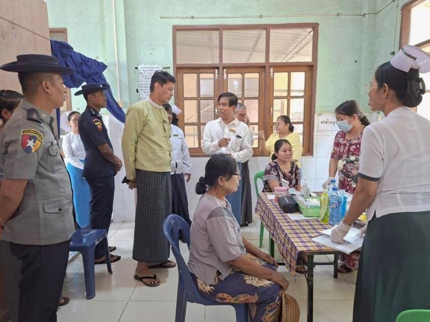 ပဲခူးတိုင်းဒေသကြီး၊ ညောင်လေးပင်ခရိုင်၊ ညောင်လေးပင်မြို့နယ်၌ တိုင်းဒေသကြီးခုတင်(၅၀၀)ဆံ့ ပြည်သူ့ဆေးရုံကြီးရှိ အထူးကုဆရာဝန်ကြီးများက ဒေသခံပြည်သူများကို ကွင်းဆင်းဆေးကုသပေး နေမှုအား ကြည့်ရှုအားပေး