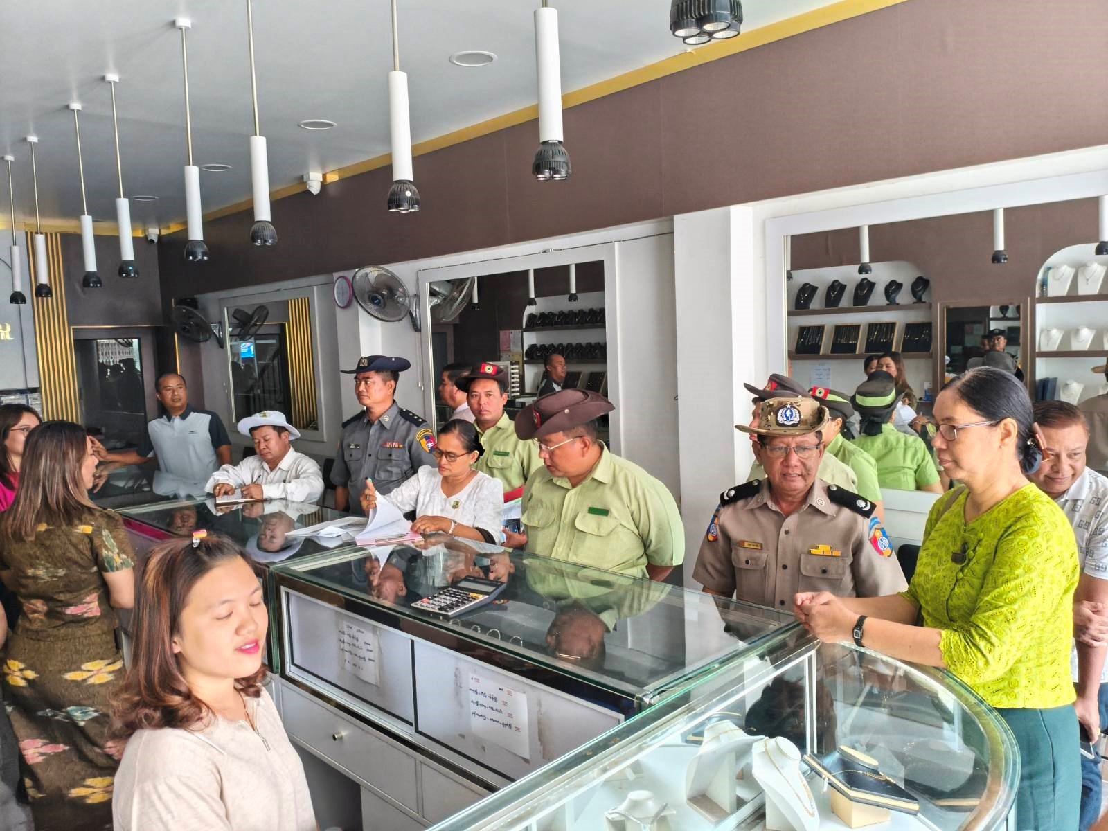 တနင်္သာရီတိုင်းဒေသကြီး၊ ထားဝယ်ခရိုင်၊ ထားဝယ်မြို့၊ ခုံဝင်းဒပ်ရပ်ကွက်ရှိ စိန်ရွှေရတနာဆိုင်များအား သတ်မှတ်ထားသည့် ရည်ညွှန်းဈေးနှုန်းအတိုင်းရောင်းချမှုရှိ/မရှိအား ကွင်းဆင်းစစ်ဆေး