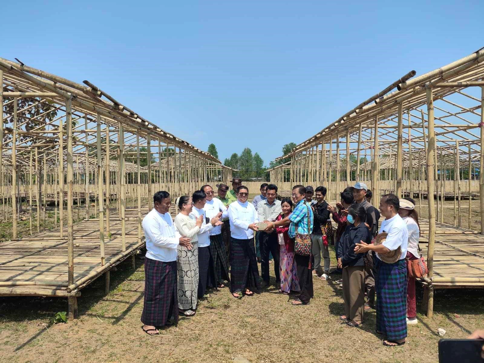 ကချင်ပြည်နယ်၊ မြစ်ကြီးနားခရိုင်၊ မြစ်ကြီးနားမြို့၊ မန်ခိန်ရပ်ကွက်ရှိ ယာယီတိုက်ပွဲရှောင်ပြည်သူများ မိုးရာသီအမီ အမိုးအကာအောက်ရောက်ရှိနေထိုင်နိုင်ရေးအတွက် ယာယီတဲများဆောက်လုပ်နေမှုအား ကွင်းဆင်းစစ်ဆေး