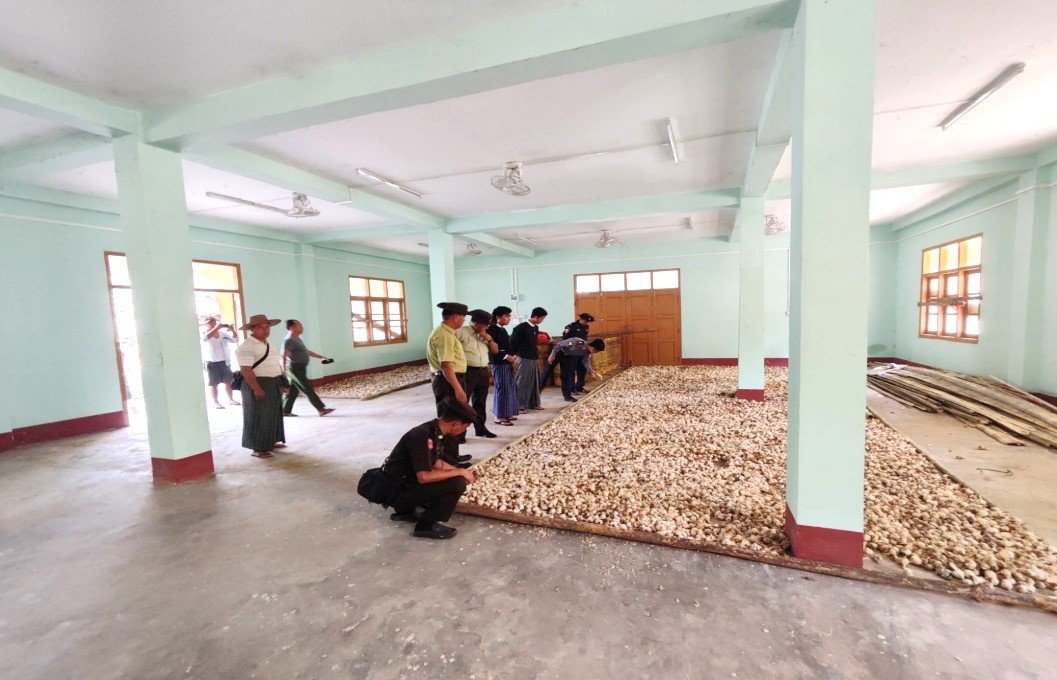 ကယားပြည်နယ်၊ ဘောလခဲခရိုင်၊ ဘောလခဲမြို့နယ်ရှိ မြို့လယ်ဓမ္မာရုံနှင့်စီမံကိန်းဝန်ထမ်းအိမ်ရာတွင် ဝန်ထမ်းများနှင့်ပြည်သူများအတွက် ကယားပြည်နယ်အစိုးရအဖွဲ့မှထောက်ပံ့ထားသော ဆန်နှင့်အခြေခံ စားသောက်ကုန်များ သိုလှောင်ထိန်းသိမ်းထားရှိမှုအခြေအနေအား ကြည့်ရှုစစ်ဆေး