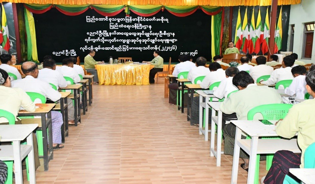 အနော်ရထာ ခန်းမ၌ ဖွင့်လှစ်လျက်ရှိသည့် ရပ်ကွက် သို့မဟုတ် ကျေးရွာအုပ်စုအုပ်ချုပ်ရေးမှူးများ လုပ်ငန်းစွမ်းဆောင်ရည် မြင့်မားရေးသင်တန်းအမှတ်စဉ် (၂/၂၀၂၆)သင်တန်းတွင် သင်ခန်းစာဘာသာရပ်များဆွေးနွေးပို့ချ