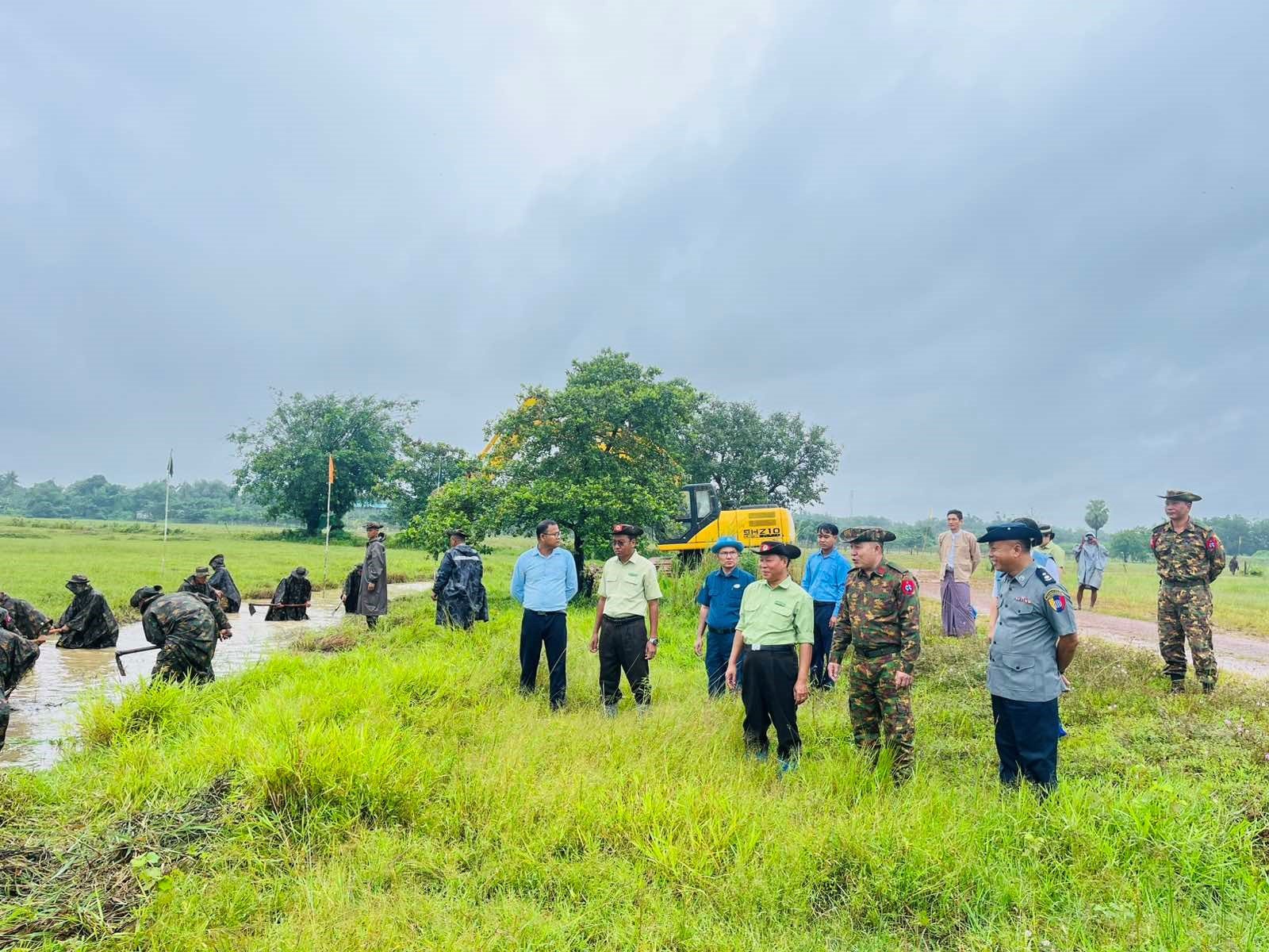ကျိုက်ထိုမြို့နယ်၊ မြောက်ပိုင်းရပ်ကွက်၊ မြို့ရှောင်လမ်းတစ်လျှောက်ရှိ ချောင်းများ၊ ရေမြောင်းများအား ရေစီးရေလာကောင်းမွန်စေရေးနှင့် ရေကြီးနစ်မြုပ်မှုမဖြစ်ပေါ်စေရေးတို့ အတွက် အမှိုက်များရှင်းလင်းနေမှုအခြေအနေများအား ကြည့်ရှုစစ်ဆေး