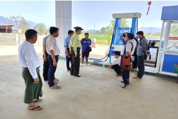 ရှမ်းပြည်နယ်၊မိုင်းတုံခရိုင်၊ ပုံပါကျင်မြို့အတွင်း စက်သုံဆီပြတ်လပ်မှုမရှိစေရေးအတွက် စက်သုံးဆီ အရောင်းဆိုင်များ၌ စက်သုံးဆီရောင်းချနေမှုနှင့်စက်သုံးဆီသိုလှောင်ထားရှိမှု အခြေအနေများအား ကွင်းဆင်းစစ်ဆေး