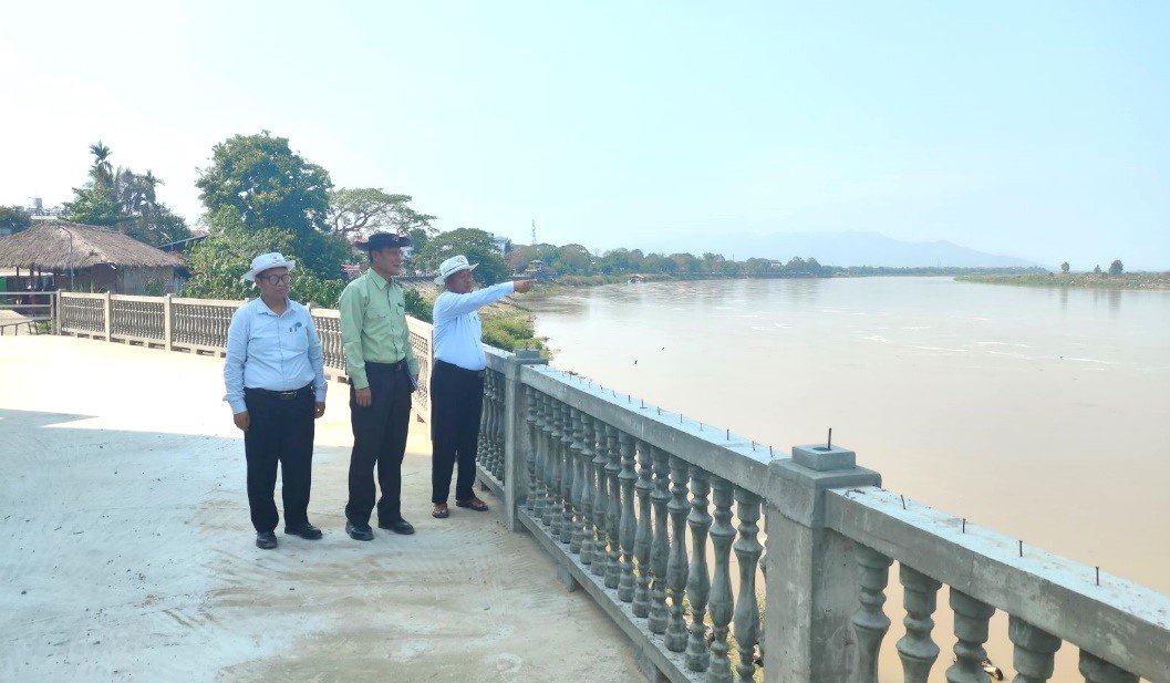 ကချင်ပြည်နယ်၊ မြစ်ကြီးနားခရိုင်၊ မြစ်ကြီးနားမြို့၊ ဝန်းသိုကျောင်းတိုက်အနီး၊ ငြိမ်းချမ်းရေးဓာတ်တော်တိုက် စေတီတော်ကမ်းထိန်းလုပ်ငန်းနှင့် ကျောက်စီမြေထိန်းတမံတည်ဆောက်ခြင်းလုပ်ငန်းဆောင်ရွက် နေမှုအား ကွင်းဆင်းစစ်ဆေး