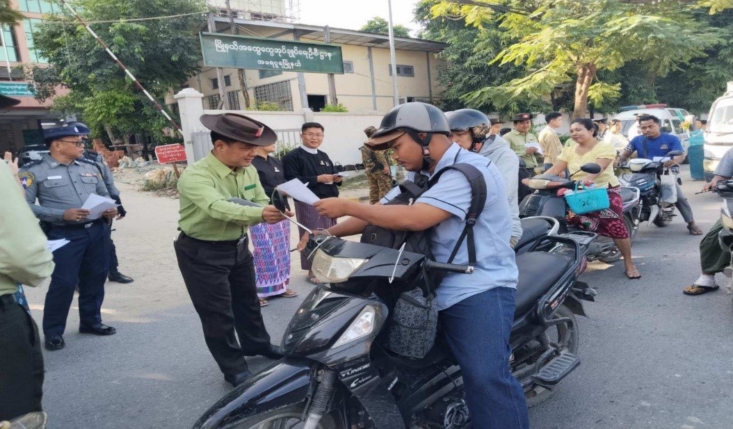 မန္တလေးတိုင်းဒေသကြီး၊ အမရပူရခရိုင်၊ အမရပူရမြို့နယ်၊ စျေးချိုရပ်ကွက်ရှိ စုပေါင်းရုံးရှေ့၌ အပူဒဏ် အန္တရာယ်ကြိုတင်ကာကွယ်နိုင်ရေးအတွက် အသိပညာပေးလက်ကမ်းစာစောင်များ ဖြန့်ဝေ