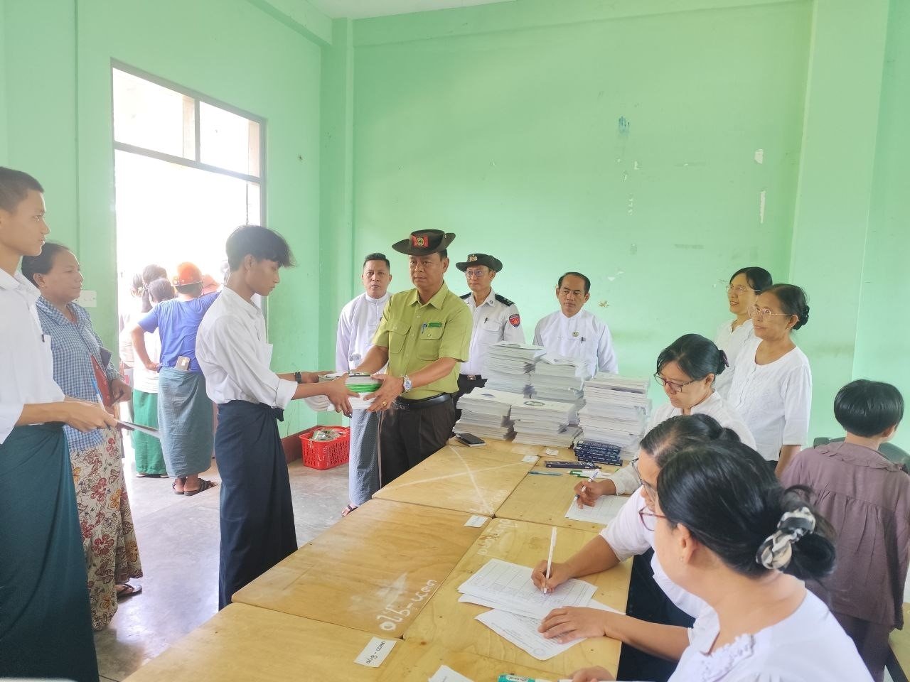 မကွေးတိုင်းဒေသကြီး၊ မင်းဘူးခရိုင်၊ မင်းဘူးမြို့နယ်၊ အမှတ်(၁)အခြေခံပညာအထက်တန်းကျောင်း၌ ၂၀၂၆ - ၂၀၂၇ ပညာသင်နှစ်အတွက် ကျောင်းသား/ ကျောင်းသူများကို ကျောင်းအပ်လက်ခံဆောင်ရွက် ပေးနေမှုအား ကြည့်ရှုစစ်ဆေး