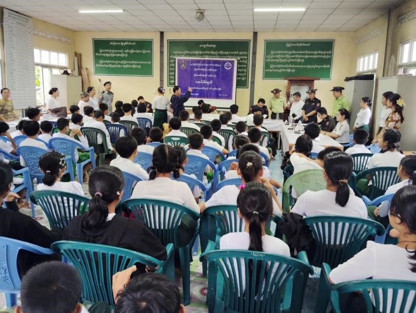 ကရင်ပြည်နယ်၊ ကြာအင်းဆိပ်ကြီးခရိုင်၊ ကြာအင်းဆိပ်ကြီးမြို့၊ အမှတ်(၁)ရပ်ကွက်၊ မြို့နယ်ပညာရေးမှူးရုံး၌ ကျောင်းသား/ သူများအား နိုင်ငံသားစိစစ်ရေးကတ်နှင့် UID ကတ်ထုတ်ပေးခြင်းအခမ်းအနားသို့ တက်ရောက်