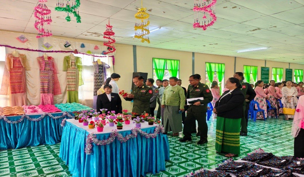 ရှမ်းပြည်နယ်၊ ကျိုင်းတုံခရိုင်၊ ကျိုင်းတုံမြို့၊ အမျိုးသမီးအိမ်တွင်းမှုသက်မွေးလုပ်ငန်းပညာ သင်တန်းကျောင်းခန်းမ၌ ကျင်းပပြုလုပ်သည့် အဆင့်မြင့်အိမ်တွင်းမှု စက်ချုပ်သင်တန်း အမှတ်စဉ် (၁၀)သင်တန်းဆင်းပွဲ အခမ်းအနားသို့ တက်ရောက်