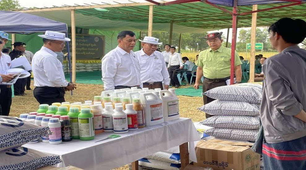 ရန်ကုန်တိုင်းဒေသကြီး၊ လှည်းကူးခရိုင်၊ လှည်းကူးမြို့နယ်၊ သနပ်ပြင်ကျေးရွာအုပ်စုရှိ နွေစပါးစံကွက် ရိတ်သိမ်းခြင်းနှင့် တောင်သူများအား ဓာတ်မြေသြဇာ၊ တိုက်ရိုက်အစေ့ချကိရိယာ(Seeder)နှင့် ၂ ချပ်တွဲဆိုလာထောက်ပံ့ပေးအပ်ပွဲအခမ်းအနားသို့ တက်ရောက်